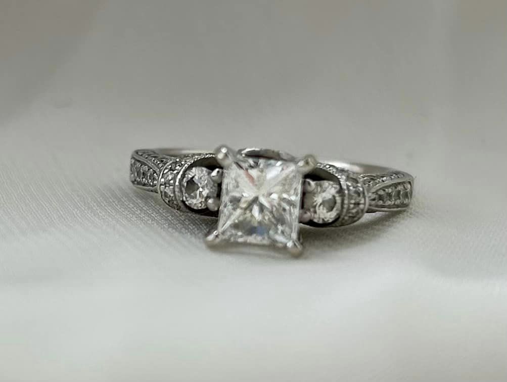 14KW Gold and Natural Diamond Ring, Main Diamond 0.88ct H/I1. - PRE LOVED