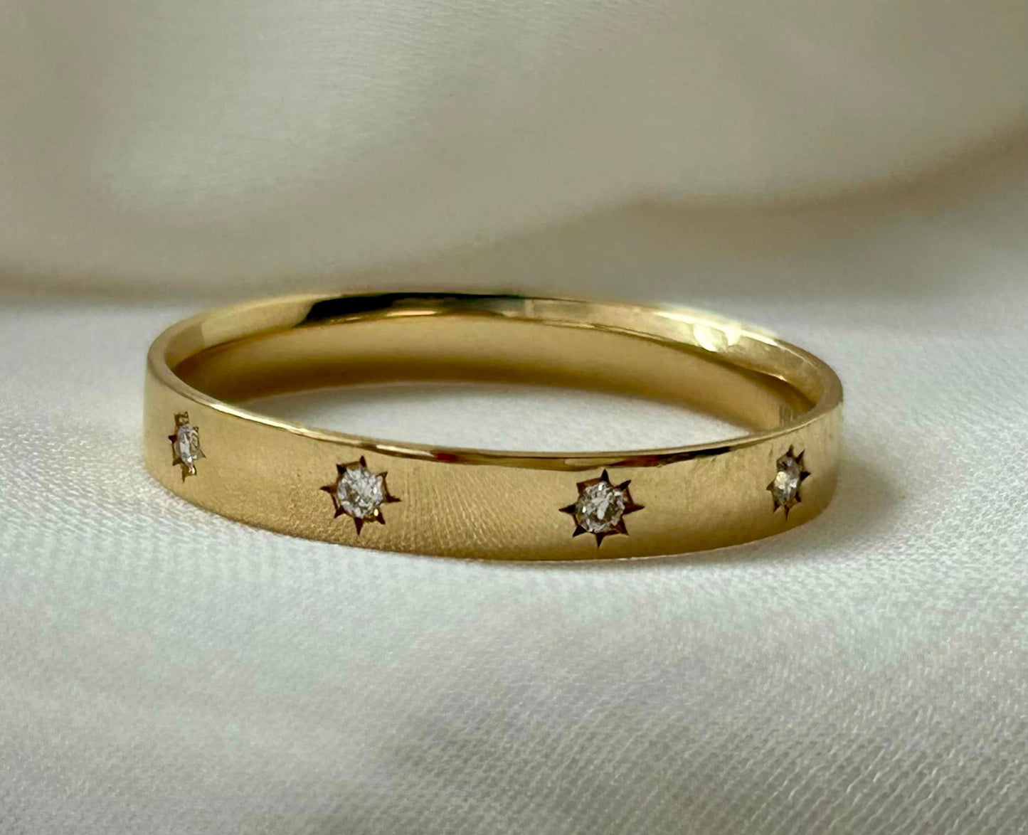 14KY Diamond band. Size 7