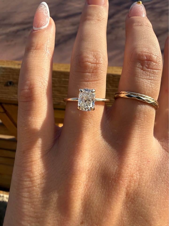 10KY 1.55ct Cushion Cut LG Diamond Engagement Ring
