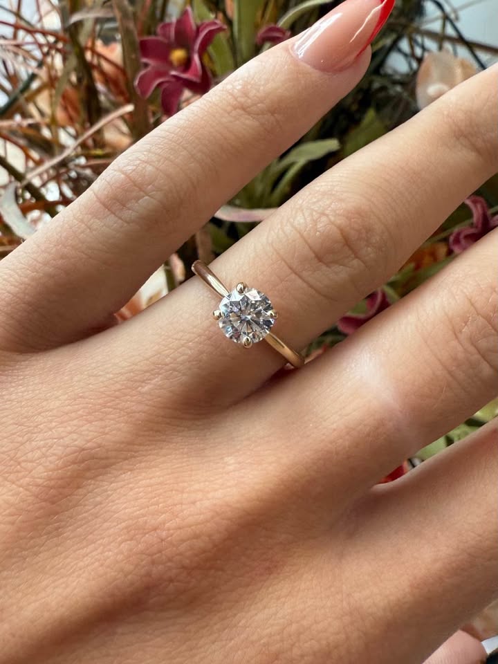 10KY 1.01ct Round Lab Grown Diamond Engagement Ring