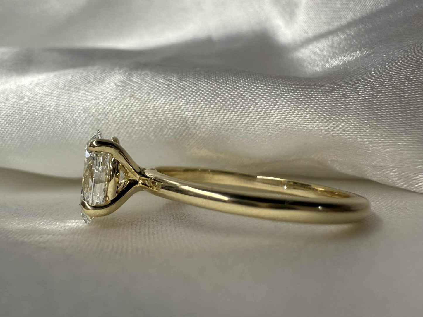 14KY 1.10ct Oval Lab Grown Diamond Engagement ring