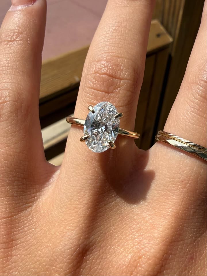 10KY 2.52ct Oval Lab Grown Diamond Engagement Ring