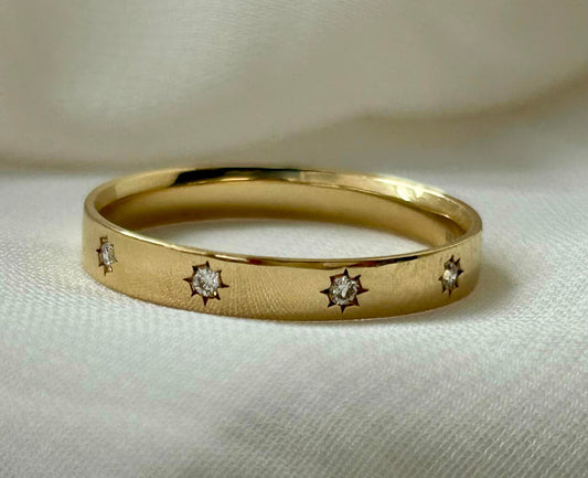 14KY Diamond band. Size 7