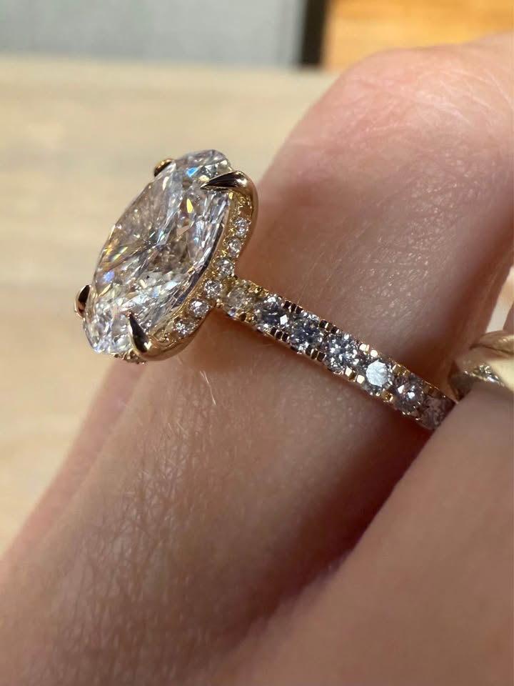 14KY 3.04ct Oval Lab Grown Diamond Engagement Ring