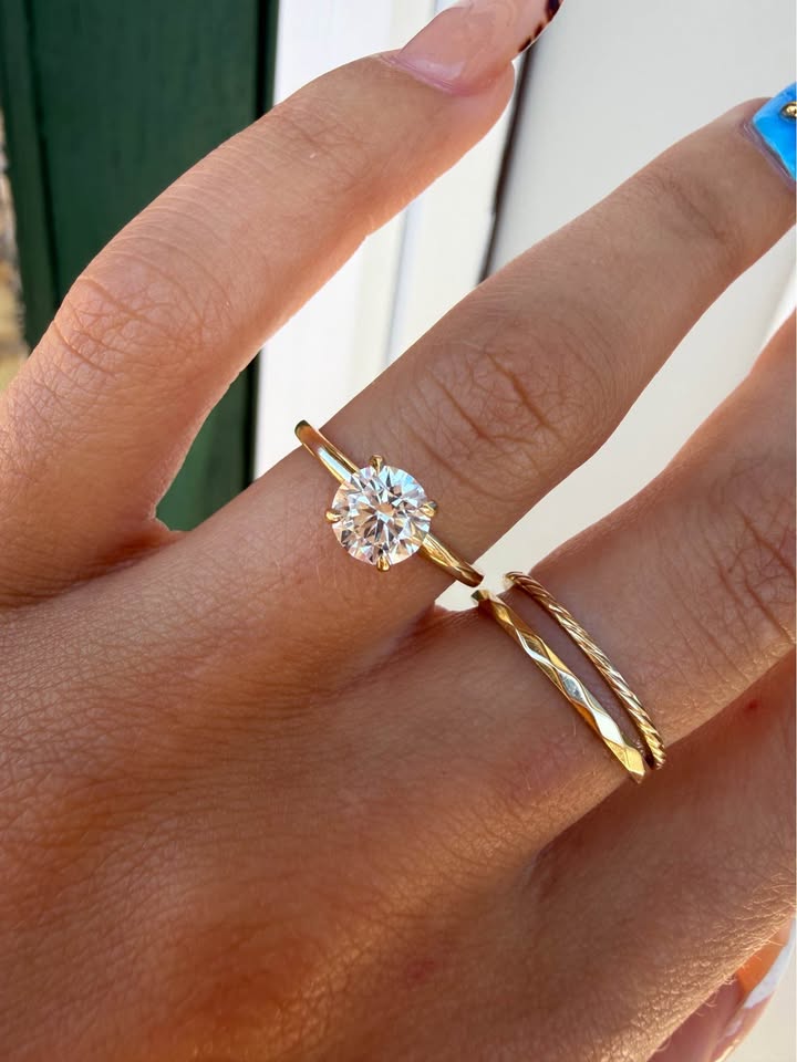 10KY 1.05ct Round Lab Grown Diamond Solitaire