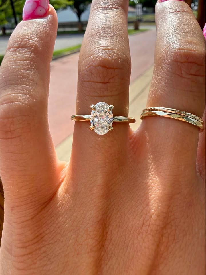 10KY 1.00ct Oval Lab Grown Diamond Engagement Ring