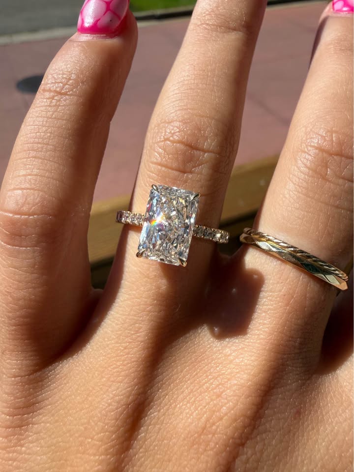 14KY 3.09ct Radiant Cut LG Diamond Engagement Ring