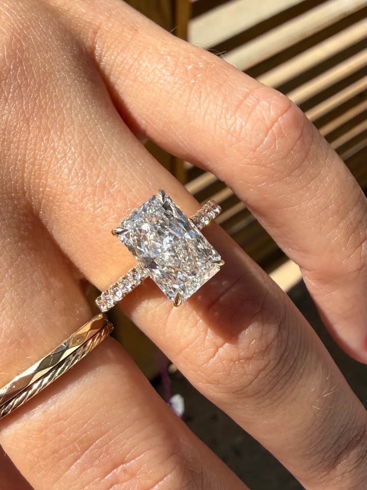 14KY 3.09ct Radiant Cut LG Diamond Engagement Ring