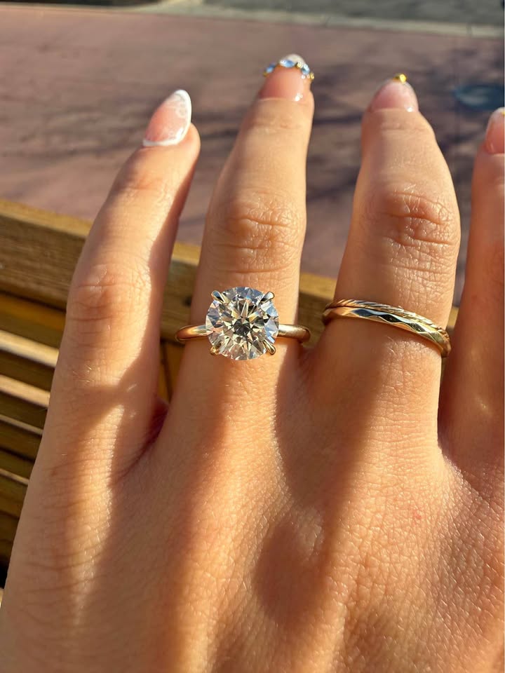 10KY 3.04ct Round LGD Engagement Ring